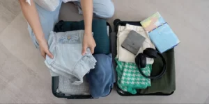 kobieta pakująca walizkę