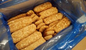 operator przy produkcji ryb panierowanych