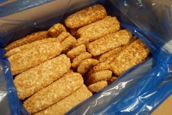 operator przy produkcji ryb panierowanych