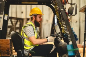 operator wózka widłowego pracujący w zagranicznym porcie